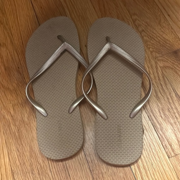 OLD NAVY FLIP FLOPS
SIZE 9 - Picture 1 of 2